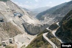 ទំនប់​សាយ៉ាប៊ូរី (Xayaburi) ​ស្ថិត​នៅ​ចម្ងាយ​ប្រមាណ​១២៦០​គីឡូម៉ែត្រ​ពី​ព្រំដែន​កម្ពុជា​