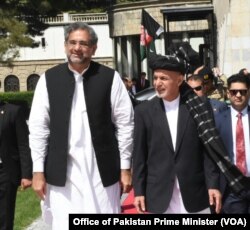 PM Pakistan Shahid Khaqan Abbasi disambut oleh Presiden Afghanistan Ashraf Ghani di tempat kepresidenan di Kabul, 6 April 2018.