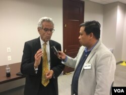 លោក ​Alan Lowenthal ​សមាជិក​ម្នាក់​នៃ​គណ:កម្មការ​សិទ្ធិមនុស្ស​នៃ​សភា​ស.រ.អា​ Tom Lantos ផ្តល់​បទ​សម្ភាសន៍​ឲ្យ​លោក​ សុខ ខេមរា នៃ VOA ​អំពី​បញ្ហា​សិទ្ធិមនុស្ស​នៅ​កម្ពុជា នៅ​រដ្ឋធានី​វ៉ាស៊ីនតោន កាល​ពី​ថ្ងៃ​ព្រហស្បតិ៍​ ថ្ងៃ​ទី​៨ ខែធ្នូ ឆ្នាំ​២០១៦។ (VOA Khmer)