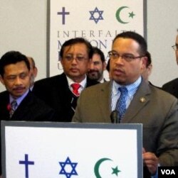Anggota Kongres AS yang beragama Islam, Keith Ellison (kanan), menyambut baik seruan dialog dari tokoh lintas agama AS-Indonesia, Rabu (29/2).