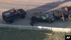 مهاجمان پس از فرار از محل رویداد، در درگیری با پولیس از پا در آمدند و یک پولیس زخمی شد.