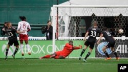 Bill Hamid berupaya mengamankan gawang DC United pada sebuah pertandingan melawan New York Red Bull.