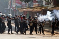 ប៉ូលិស​បង្ក្រាប​កុបករ​បាន​ប្រើ​ឧស្ម័ន​បង្ហូរ​ទឹកភ្នែក​បាញ់​ទៅ​លើ​ហ្វូង​បាតុករ​ ក្នុង​អំឡុពេល​នៃ​ការ​ធ្វើ​បាតុកម្ម​មួយ​ប្រឆាំង​នឹង​រដ្ឋប្រហារ​យោធា​នៅ​ទីក្រុង​រ៉ង់ហ្គូន ប្រទេស​មីយ៉ាន់ម៉ា ថ្ងៃទី២៨ ខែកុម្ភៈ ឆ្នាំ២០២១។