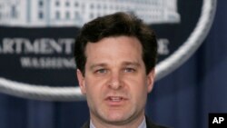 Christopher Wray memberi keterangan dalam pertemuan media di kantor Departemen Kehakiman Washington DC (Foto: dok). 