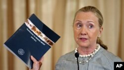 Menteri Luar Negeri AS, Hillary Clinton menyebut perdagangan manusia sebagai 'perbudakan modern' dalam pengumuman hari Selasa (19/6).