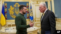 প্রেসিডেন্ট ডনাল্ড ট্রাম্পের বিশেষ দূত কিথ কেলোগ (ডানে) বৃহস্পতিবার কিয়েভে ইউক্রেনের প্রেসিডেন্ট ভলদিমির জেলেন্সকির সাথে সাক্ষাৎ করেন। ফটোঃ ২০ ফেব্রুয়ারি, ২০২৫। 