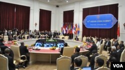 Chinese and ASEAN leaders attend the 15th ASEAN-China Summit in Phnom Penh's Peace Palace, Cambodia, November 19, 2012. (VOA Khmer/Sophat Soeung) 