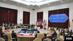 រូបឯកសារ៖ មេដឹកនាំ​ចិន និង​អាស៊ាន​ចូលរួម​នៅ​ក្នុង​កិច្ចប្រជុំ​កំពូល​អាស៊ាន​ចិន​លើក​ទី១៥​នៅ​វិមាន​សន្តិភាព​ក្រុង​ភ្នំពេញ កាល​ពី​ថ្ងៃ​ទី១៩ ខែ​វិច្ឆិកា ឆ្នាំ​២០១២។