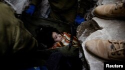 اعضای نیروهای دفاعی اسرائیل و یک تیم نجات ترکیه دختری ۱۴ ساله را از زیر آوار زنده پیدا کردند. قهرمان‌مرعش، ترکیه - پنج‌شنبه ۲۰ بهمن ۱۴۰۱