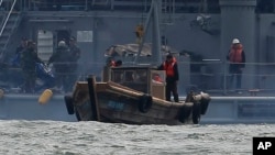 Sebuah kapal kayu Korea Utara berlayar ke Utara di laut lepas Pulau Yeonpyeong Korea Selatan, Korea Selatan, Minggu, 27 Maret 2011. (Foto: AP/Yonhap, Bae Jae-Man)
