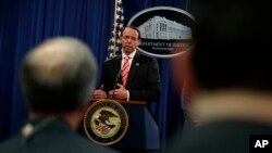 Naibu Mwanasheria Mkuu wa Marekani Rod Rosenstein akizungumza na vyombo vya habari