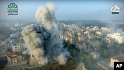 ការ​ផ្ទុះ​នៅ​ជាយ​ក្រុង​ Aleppo ប្រទេស​ស៊ីរី ខណៈ​រដ្ឋាភិបាល​ស៊ីរី​កំពុង​បើក​ការ​វាយ​ប្រហារ​ខ្លាំង​មួយ​ដោយ​ប្រើ​យន្តហោះ​ចម្បាំង​ដើម្បី​គ្រប់គ្រង​ក្រុង​នេះ។