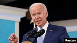 Presiden AS Joe Biden menyampaikan sambutan tentang ekonomi dan laporan pekerjaan Departemen Tenaga Kerja September di Auditorium Pengadilan Selatan Gedung Kantor Eksekutif Eisenhower di Gedung Putih di Washington, AS, 8 Oktober 2021. (Foto: Reuters)