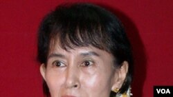 Aung Sang Suu Kyi mengatakan akan membuka akun Twitter untuk berkomunikasi dengan warga muda.