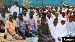 Pengungsi Sudan melakukan salat Jumat di kamp Pengungsi Gorom, 26 Januari 2024. 