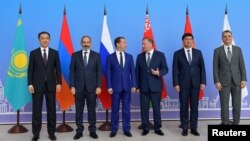 រូប​ឯកសារ៖ នាយករដ្ឋមន្ត្រី​ទាំង​ប្រាំ​រូបនៃ​សហភាព​អាស៊ីអឺរ៉ុប (EAEU) និង​ប្រធាន​សហភាព EAEU ថតរូបរួម​គ្នា​នៅក្នុង​អំឡុង​កិច្ច​ប្រជំុក្រុមប្រឹក្សា​សហភាពអាស៊ី​អឺរ៉ុបប្រចាំ​ឆ្នាំ នៅទីក្រុង St. Petersburg ប្រទេស​រុស្ស៊ី កាលពី​ថ្ងៃទី២៧ ខែកក្កដា ឆ្នាំ២០១៨។ 