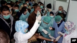 Seorang korban serangan gas beracun tengah mendapat perawatan medis di sebuah rumahsakit di Aleppo, Suriah (Foto: dok). Sebanyak 3.600 pasien dilaporkan tengah mendapatkan perawatan di tiga rumah sakit di Damaskus dengan gejala terpapar zat beracun neurotoxic, Sabtu (25/8).