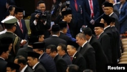 조코 위도도(위 가운데) 인도네시아 대통령이 자카르타에 있는 의사당에서 의원들과 인사하고 있다. (자료사진)