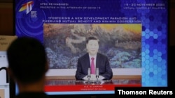19일 말레이시아 쿠알라룸푸르의 APEC 정상 포럼 중계센터 화면에서 시진핑 중국 국가주석의 화상 연설이 나오고 있다.