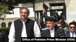 Perdana Menteri Pakistan Shahid Khaqan Abbasi disambut oleh Presiden Afghanistan Ashraf Ghani di Kantor Kepresidenan Afghanistan di Kabul, 6 April 2018.