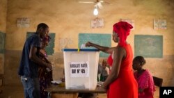 Seorang perempuan memasukkan surat suara dalam pemilu di Bamako Mali (foto: dok). 