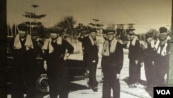 មេដឹកនាំ​ជាន់ខ្ពស់​កម្ពុជា​ប្រជាធិបតេយ្យ​ និង​សមាជិក​គណៈអចិន្រ្តៃយ៍​នៃ​គណៈកម្មាធិការ​មជ្ឈិម​បក្ស​កុម្មុយនីស្ត​កម្ពុជា (ពី​ខាង​ឆ្វេង​មាន៖ ប៉ុល ពត (លេខា​បក្ស​កុម្មុយនីស្ត​កម្ពុជា និង​ជា​នាយករដ្ឋមន្រ្តី​នៃ​កម្ពុជា​ប្រជាធិបតេយ្យ) នួន ជា («បងធំទី២» និង​ជា​អនុលេខាបក្ស​កុម្មុយនីស្ត​កម្ពុជា) អៀង សារី (ឧបនាយករដ្ឋមន្រ្តី​ទទួល​បន្ទុក​កិច្ចការបរទេស) សុន សេន (ឧបនាយក​រដ្ឋមន្រ្តី​ទទួល​បន្ទុក​ការពារ​ជាតិ) និង​វ៉ន វ៉េត (ឧបនាយករដ្ឋមន្រ្តី​ទទួល​បន្ទុក​ផ្នែក​សេដ្ឋកិច្ច) (ណឹម សុភ័ក្រ្តបញ្ញា/VOA)