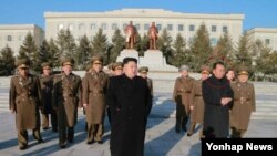 리병철(붉은 원 안) 북한 중앙군사위원회 부위원장이 김정은 국무위원장(가운데)을 수행하고 있다. (자료사진)