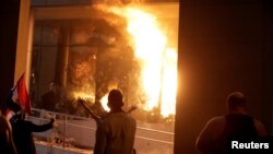 Protestors set fire to the Congress building during a demonstration against a possible change in the law to allow for presidential re-election in Asuncion, Paraguay, March 31, 2017. 