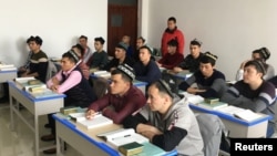 新疆政府为一小批外国记者组织了对乌鲁木齐一个“再教育营”的参观，看维吾尔穆斯林学生上课。（2019年1月3日） 