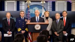 마이크 펜스 미국 부통령이 6일 백악관에서 미국 내 코로나바이러스 상황에 대해 설명하고 있다.