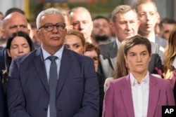 Andrija Mandić, predsjednik proruske stranke Nova Srpska demokratija i predsjednica Skupštine Srbije Ana Brnabić (Foto: AP/Darko Vojinović)