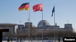 Bendera-bendera Jerman dan Turki berkibar di luar kantor Kanselir di Berlin. (Reuters/Fabrizio Bensch)