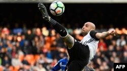 L'attaquant italien de Valence Simone Zaza dégage le ballon lors du match de Liga contre le Deportivo Alaves au stade Mestalla de Valence le 17 mars 2018. (Photo: AFP / JOSE JORDAN)