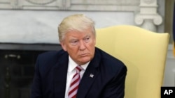 Presiden Donald Trump berbicara pada para wartawan selama pertemuan dengan Dr. Henry Kissinger, mantan Menlu dan Penasihat Keamanan Nasional dibawah Presiden Richard Nixon, di Oval Office, Gedung Putih, hari Rabu 10 Mei 2017, Washington, D.C. (AP Photo/Evan Vucci)