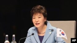 박근혜 한국 대통령이 지난 2014년 3월 네덜란드 헤이그에서 열린 제3차 핵안보정상회의 개회식에서 기조연설을 하고 있다. (자료사진)