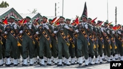 Para anggota Korps Garda Revolusioner Iran atau IRGC melakukan parade di Teheran, Iran (foto: dok). 
