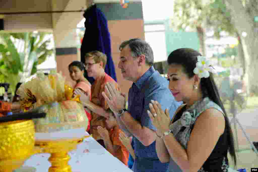 លោក​ឯកអគ្គរដ្ឋទូត William Heidt និង​ភរិយា​អ្នកស្រី Sothy Heidt ប្រគេន​ទេយ្យទាន​​ជូន​ព្រះ​សង្ឃ​នៅ​ក្នុងការ​ប្រារព្ធ​​ពិធីចូល​ឆ្នាំ​ប្រពៃ​ណី​ខ្មែរនៅ​​ស្ថានទូត​សហរដ្ឋ​អាមេរិក​នៅ​កម្ពុជា កាលពី​ថ្ងៃទី​០៦ មេសា ២០១៨។(ទុំ ម្លិះ/VOA)