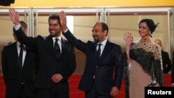 لە دەستەڕاستەوە هونەرمەند تەرانە عەلیدوستی، دەرهێنەر ئەسغەر فەرهادی و هونەرمەند شەهاب حوسەینی