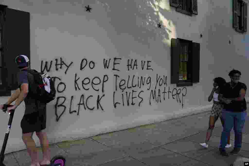 Oq uy oldida, Vashington