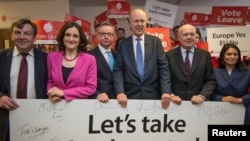 Politisi Inggris (dari kiri): John Whittingdale, Theresa Villiers, Michael Gove, Chris Grayling, Iain Duncan Smith dan Priti Patel saat peluncuran kampanye Vote Leave, di markas besar kelompok tersebut di LOndon, 20 Februari 2016. (Foto: dok).