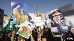 Para demonstran pro pemimpin Libya Moammar Gadhafi melakukan unjuk rasa tandingan di ibukota Tripoli (17/2).