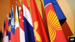 Bendera negara-negara anggota ASEAN (Foto: dok). ASEAN mulai menggelar KTT tahunan selama empat hari, yang tahun ini berlansung di Singapura, Rabu-Sabtu, 1-4 Agustus 2018. 