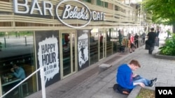 A bar in Paris shows one of the many British influences in the French capital. (L.Bryant/VOA)