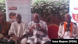 Le délégué général du FESPACO, Ardiouma Soma, entouré de ses collaborateurs lors d'une conférence de presse à Ouagadougou, Burkina, 16 janvier 2017. (VOA/Issa Napon)