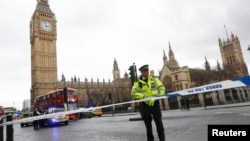 Polisi mengamankan kawasan gedung Parlemen setelah ada laporan penembakan di London, Inggris, 22 Maret 2017. 