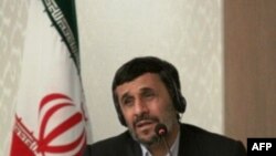 Mahmud Əhmədinejad İranda həbsdə olan iki amerikalı səyyarın azad ediləcəyini bir daha təkrar edib