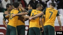 Para pemain Australia merayakan gol yang dicetak Mile Jedinak ke gawang Bahrain dalam pertandingan Grup C Piala Asia 2011 di Doha, Qatar, hari Selasa (18/1).