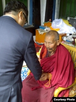 骆家辉大使9月访阿坝与藏僧见面(图片来源:纽约时报记者黄安伟Edward Wong推特 )