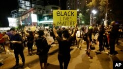 ក្រុម​បាតុករ​បាន​ដើរ​តាម​ដង​ផ្លូវ​​ក្នុង​ពេល​ធ្វើ​បាតុកម្ម​ដោយ​សន្តិវិធី​មួយ​ក្រោយ​ពី​មាន​ការ​បាញ់​ប្រហារ​ដោយ​ប៉ូលិស​ទៅ​លើ​បុរស​ស្បែក​ខ្មៅ Keith Lamont Scott ក្នុង​ក្រុង​ Charlotte កាល​ពី​ថ្ងៃ​ទី២២ ខែ​កញ្ញា។