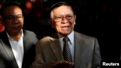 រូបឯកសារ៖ លោក កឹម សុខា ប្រធានគណបក្សសង្គ្រោះជាតិ ថ្លែងទៅកាន់អ្នកសារព័ត៌មាន​នៅគេហដ្ឋានរបស់លោក នៅរាជធានីភ្នំពេញ ថ្ងៃទី៦ ខែកុម្ភៈ ឆ្នាំ២០២០។